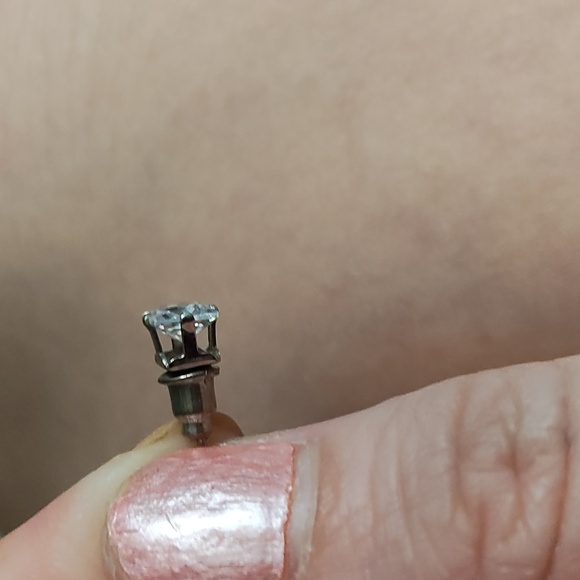 1 carat cubic zirconia stud earring - Picture 2 of 2